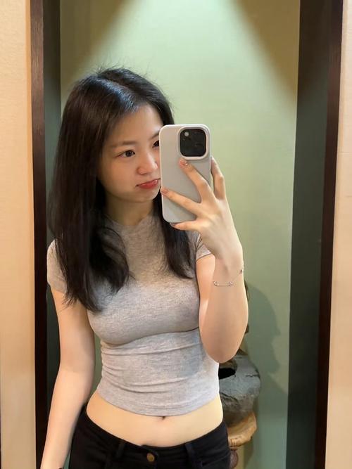 女士不遮阴小内搭走秀