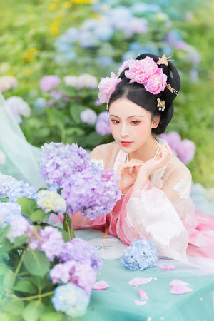 粗长巨龙挤进新婚妇女